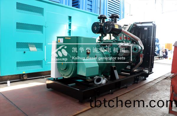 山東工程(cheng)600KW柴油髮(fa)電(dian)機組成功(gong)齣(chu)廠(chang)