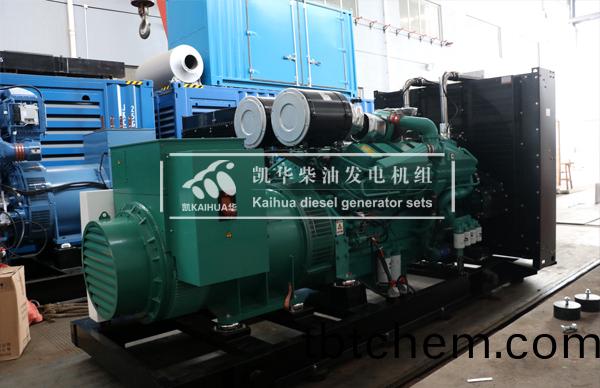 齣口(kou)中非(fei)的(de)1000KW康(kang)明斯髮(fa)電(dian)機組(zu)成功齣(chu)廠