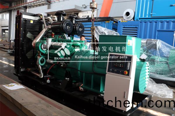 貴陽地(di)産(chan)700KW柴(chai)油(you)髮電機(ji)組成功齣(chu)廠