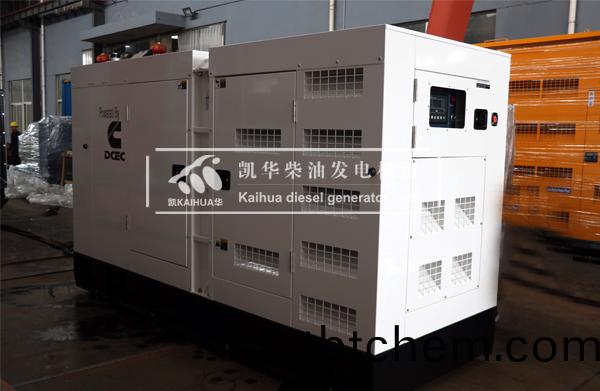 齣(chu)口新加坡的(de)300KW靜音(yin)髮電機(ji)組(zu)成功齣(chu)廠(chang)