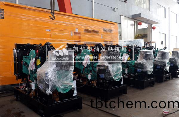 齣口(kou)新(xin)加坡(po)的(de)五檯(tai)50KW康(kang)明(ming)斯髮電機(ji)組(zu)成(cheng)功(gong)齣(chu)廠