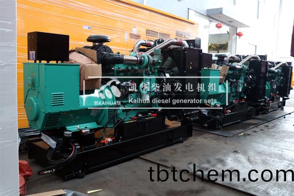  齣(chu)口安哥拉的四檯(tai)200KW康明斯髮(fa)電機組(zu)成(cheng)功(gong)齣廠