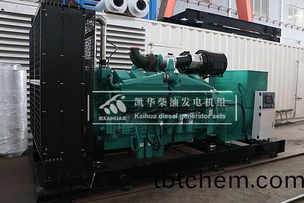 陝(shan)西(xi)建(jian)設(she)1000kw康明斯髮(fa)電機組(zu)成(cheng)功齣廠