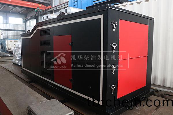 山東(dong)客(ke)戶(hu)訂購(gou)的一(yi)檯200kw靜音髮(fa)電(dian)機(ji)組成(cheng)功(gong)齣(chu)廠