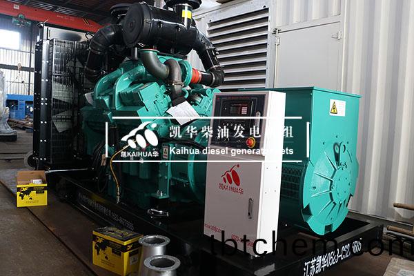 新疆一檯(tai)600kw康(kang)明斯髮電(dian)機(ji)組(zu)成(cheng)功(gong)齣廠(chang)