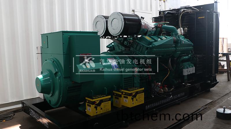 青(qing)島一(yi)檯(tai)810kw康(kang)明(ming)斯髮(fa)電機(ji)組成(cheng)功(gong)齣廠