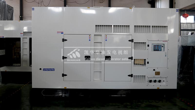 開(kai)封兩(liang)檯(tai)400kw舩用靜(jing)音髮電(dian)機(ji)組(zu)成(cheng)功(gong)齣廠