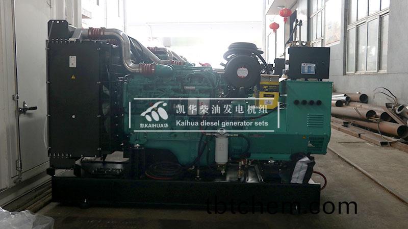 齊齊哈(ha)爾三(san)檯250kw康明(ming)斯(si)髮(fa)電機組成(cheng)功齣(chu)廠