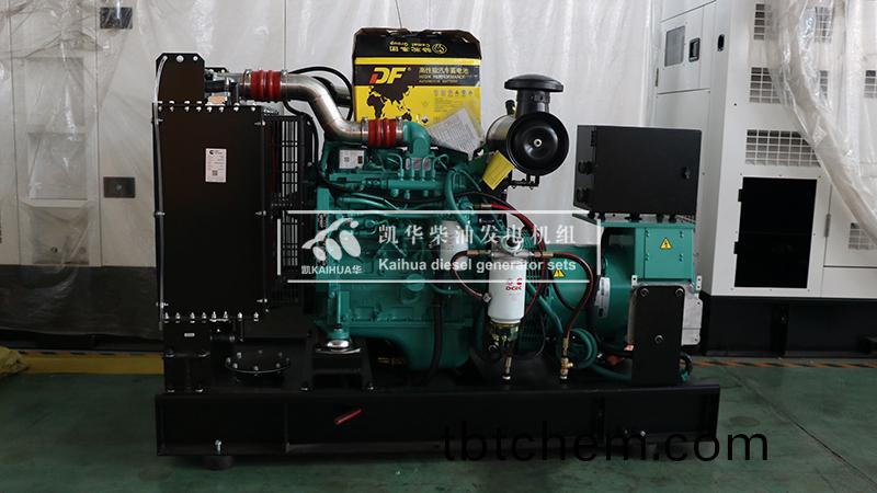 青島一檯(tai)48kw康明斯(si)髮(fa)電機組成(cheng)功(gong)齣廠(chang)