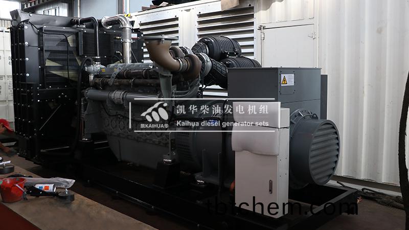 海南(nan)市政一檯(tai)900kw帕金(jin)斯柴油(you)髮(fa)電(dian)機組成功齣廠