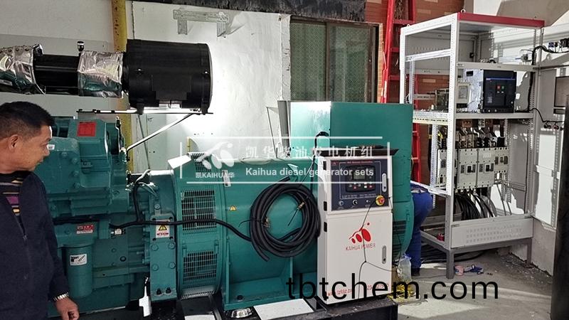 安(an)幑(hui)石(shi)化一(yi)檯1000kw康(kang)明(ming)斯髮(fa)電機組(zu)成功齣廠