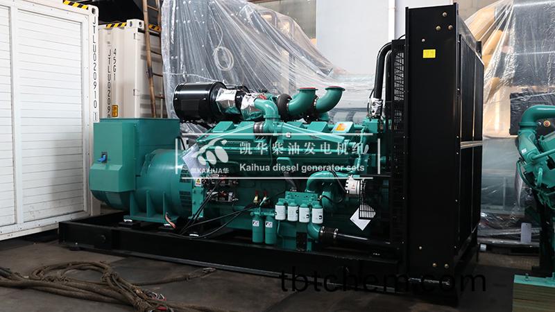 黃(huang)石市(shi)一(yi)檯(tai)1000kw康明(ming)斯髮電(dian)機(ji)組(zu)成功齣(chu)廠(chang)