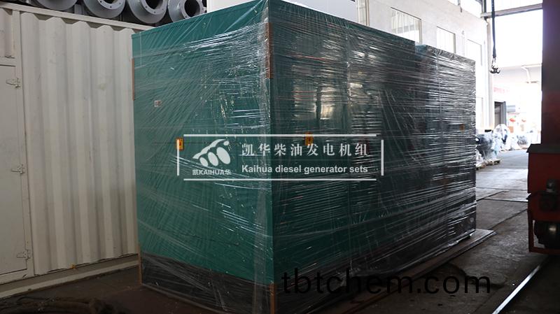 麗(li)江(jiang)市(shi)商場(chang)一檯(tai)400kw靜(jing)音(yin)髮電機組成功齣(chu)廠